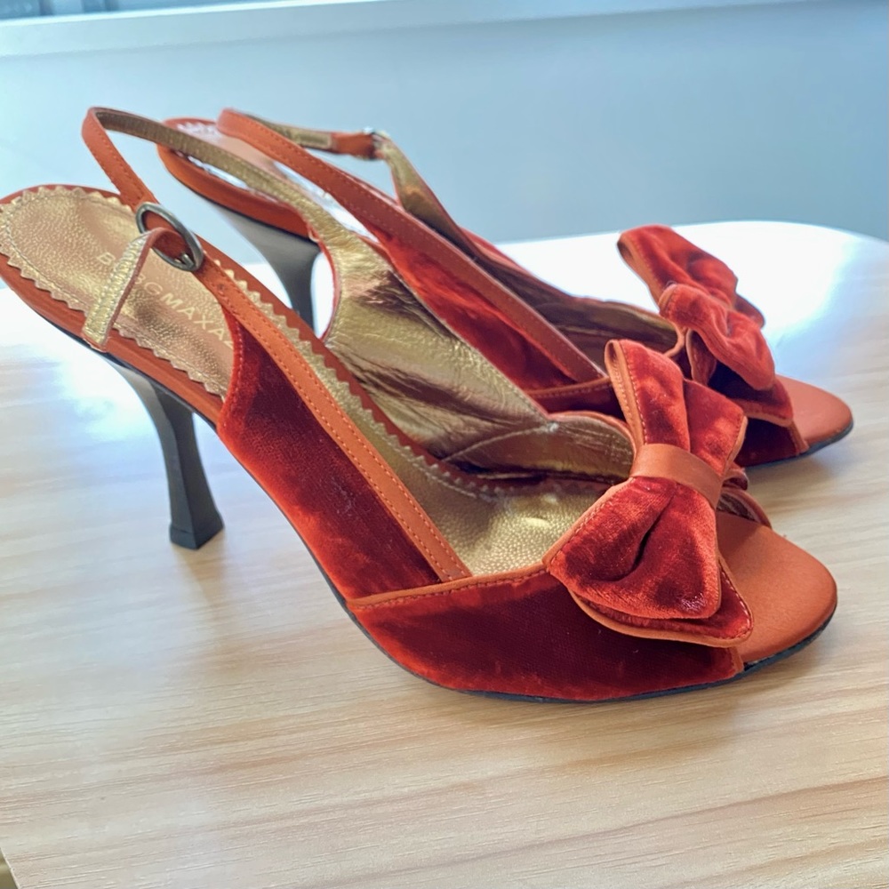 NWT BGBGMaxAzria Velvet Open Toe Slingback Heels with Bow Detail size 5.5
